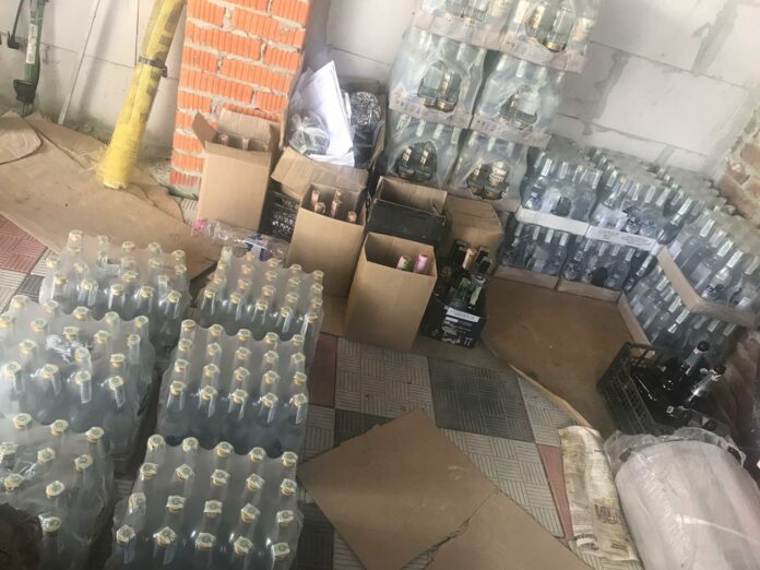 На Львівщині податкова міліція ліквідувала підпільний склад фальсифікованого алкоголю (фото) На Львівщині податкова міліція ліквідувала підпільний склад фальсифікованого алкоголю (фото)
