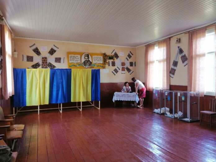 Львівщина: ОПОРА фіксує спроби виборців голосувати без відповідних документів (відео) Львівщина: ОПОРА фіксує спроби виборців голосувати без відповідних документів (відео)