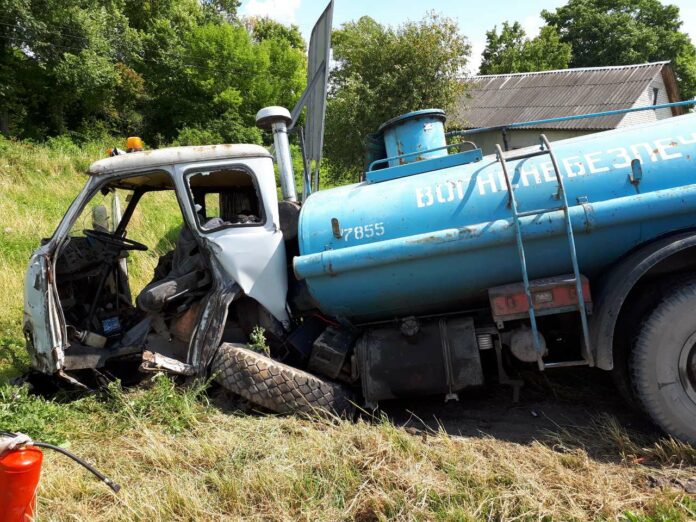На Львівщині металева обойма випала з причепа вантажівки і врізалась в бензовоз (фото) На Львівщині металева обойма випала з причепа вантажівки і врізалась в бензовоз (фото)