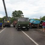 На Львівщині металева обойма випала з причепа вантажівки і врізалась в бензовоз (фото) - 6