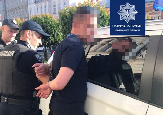 Патрульні затримали зловмисника, який центрі Львова підрізав чоловіка Патрульні затримали зловмисника, який центрі Львова підрізав чоловіка