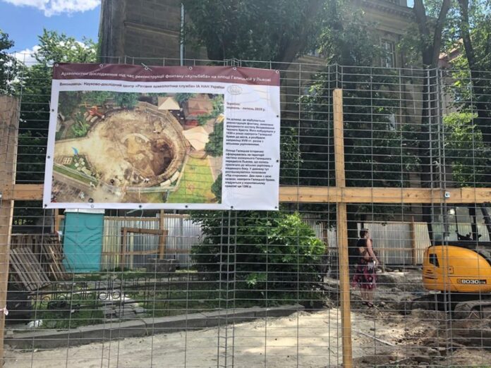 У Львові поцупили інформаційний банер про розкопки на місці фонтану «Кульбаба» У Львові поцупили інформаційний банер про розкопки на місці фонтану «Кульбаба»