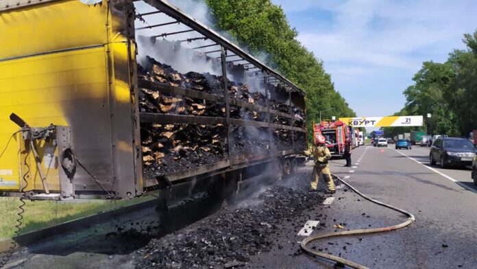 На Львівщині спалахнула фура – вогонь знищив понад 12 тонн деревного вугілля (фото) На Львівщині спалахнула фура – вогонь знищив понад 12 тонн деревного вугілля (фото)