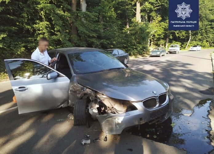 У Брюховичах п’яний юнак розбив свій BMW У Брюховичах п’яний юнак розбив свій BMW