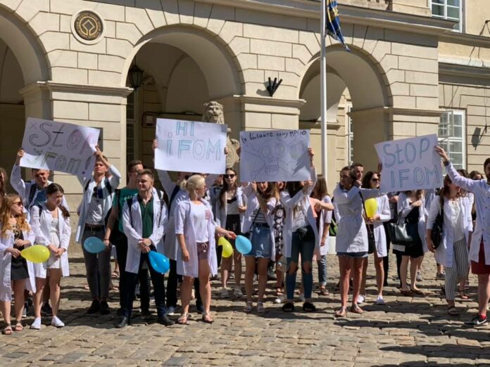 У Львові студенти-медики протестують проти американських тестів У Львові студенти-медики протестують проти американських тестів