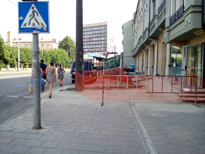 У Львові на Чорновола замість зупинки побудують ще одну парковку У Львові на Чорновола замість зупинки побудують ще одну парковку