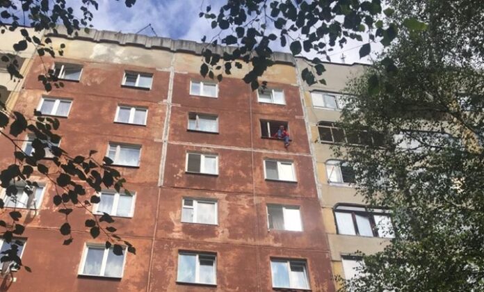 Поліцейські завадили 37-річному львів’янину викинутися з вікна 8 поверху Поліцейські завадили 37-річному львів’янину викинутися з вікна 8 поверху