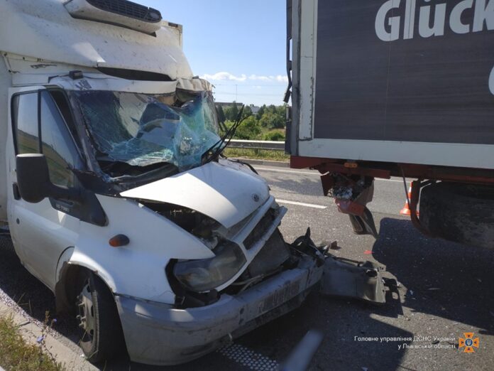 ДТП на Львівщині: щоб дістати водія з автомобіля, довелося викликати рятувальників (фото) ДТП на Львівщині: щоб дістати водія з автомобіля, довелося викликати рятувальників (фото)