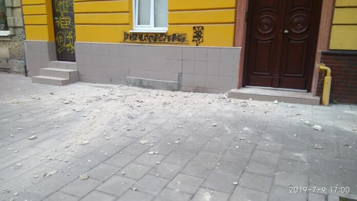 У Львові на тротуар впала частина фасаду будинку (фото) У Львові на тротуар впала частина фасаду будинку (фото)
