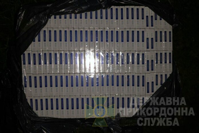 На кордоні з Польщею у потязі виявили сховок із контрабандними цигарками На кордоні з Польщею у потязі виявили сховок із контрабандними цигарками