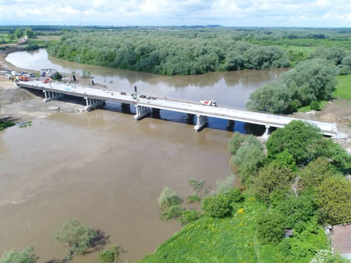 На Львівщині завершують ремонт мосту через Дністер (фото) На Львівщині завершують ремонт мосту через Дністер (фото)