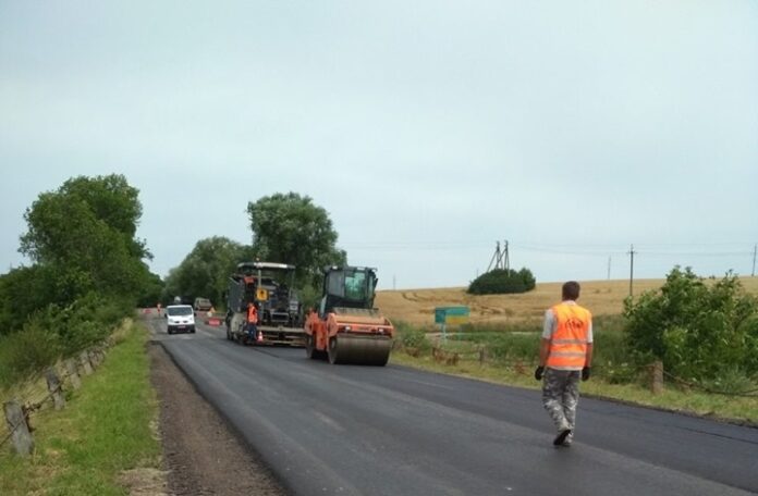 На Львівщині продовжуються роботи з ліквідації ямковості на дорогах (фото) На Львівщині продовжуються роботи з ліквідації ямковості на дорогах (фото)
