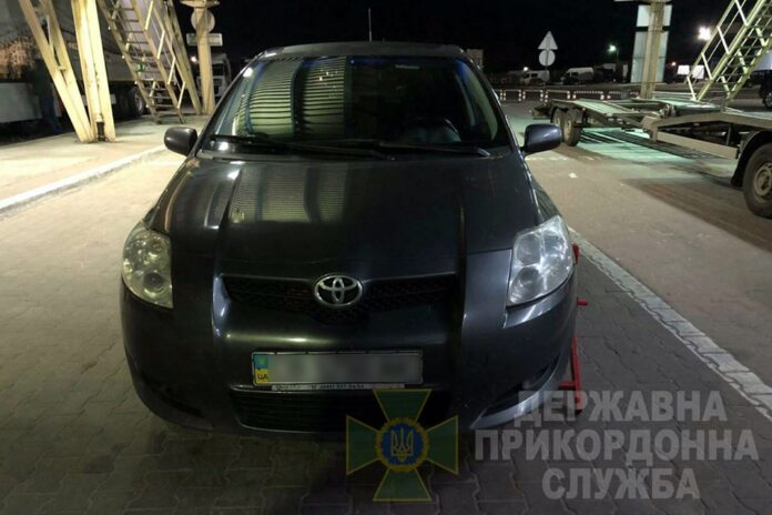 На Львівщині чоловік на краденій Тойоті намагався перетнути кордон На Львівщині чоловік на краденій Тойоті намагався перетнути кордон