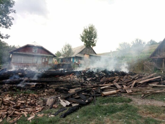 На Львівщині вогонь повністю знищив господарську будівлю та 6 тонн сіна На Львівщині вогонь повністю знищив господарську будівлю та 6 тонн сіна