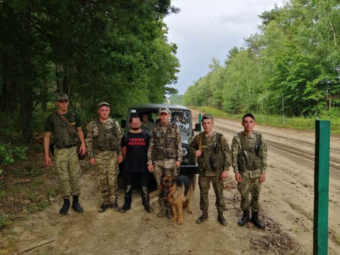 Львівські прикордонники затримали нелегала-рецидивіста, який вдруге «штурмував» українсько-польській кордон Львівські прикордонники затримали нелегала-рецидивіста, який вдруге «штурмував» українсько-польській кордон