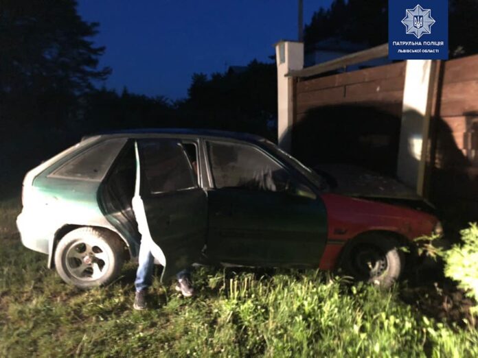 На Львівщині п’яний водій, втікаючи від патрульних, в’їхав в огорожу (фото) На Львівщині п’яний водій, втікаючи від патрульних, в’їхав в огорожу (фото)