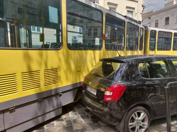 У центрі Львова автомобіль зупинив трамвай У центрі Львова автомобіль зупинив трамвай