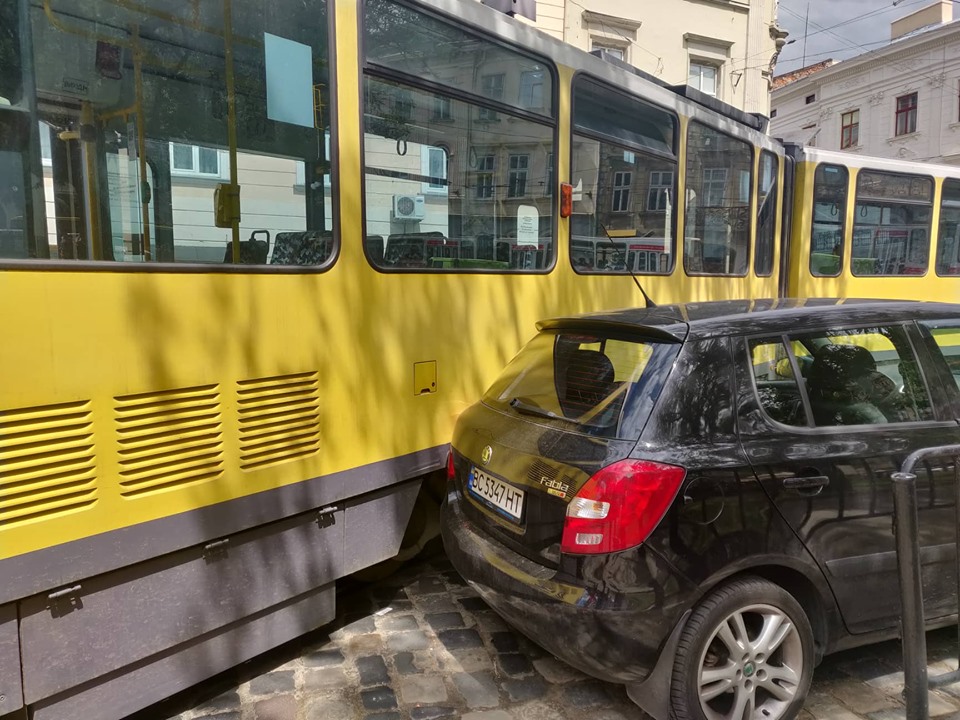 У центрі Львова автомобіль зупинив трамвай