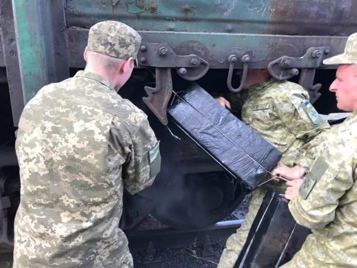 Львівські прикордонники затримали партію контрабандних сигарет, оснащених маяком Львівські прикордонники затримали партію контрабандних сигарет, оснащених маяком