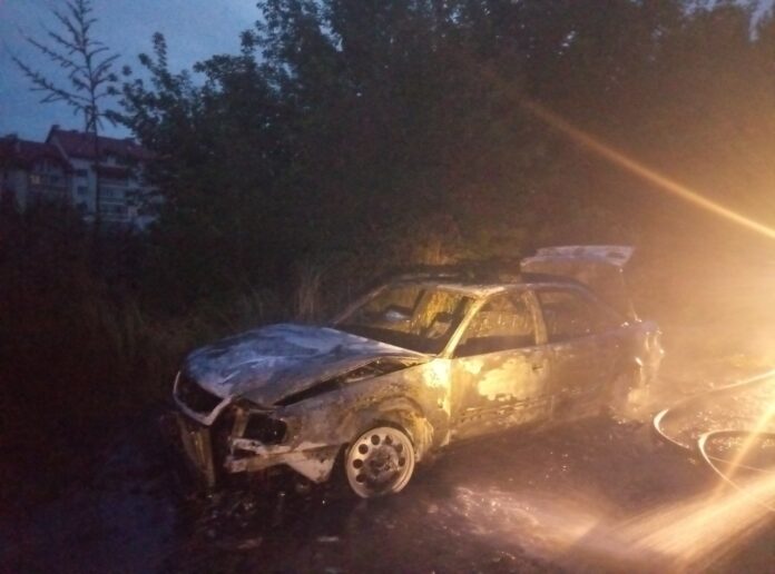 У Львові внаслідок пожежі згорів автомобіль Audi A6 (фото) У Львові внаслідок пожежі згорів автомобіль Audi A6 (фото)