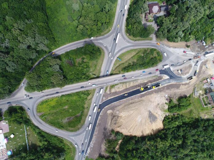 Львівські дорожники влаштовують з’їзд для правоповоротного руху за напрямком Львів – Івано-Франківськ (відео) Львівські дорожники влаштовують з’їзд для правоповоротного руху за напрямком Львів – Івано-Франківськ (відео)
