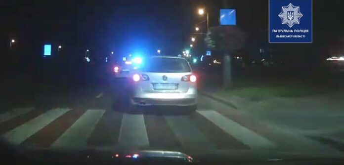 Погоня на Сихові: водій був нетверезий і чинив опір патрульним Погоня на Сихові: водій був нетверезий і чинив опір патрульним