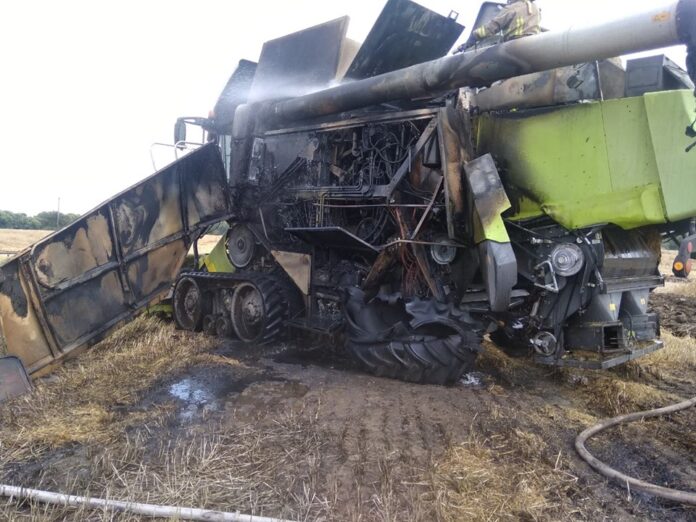 На Львівщині під час збирання врожаю згорів комбайн (фото) На Львівщині під час збирання врожаю згорів комбайн (фото)