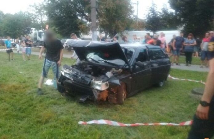 У Львові витягнули з автівки травмованого водія (відео) У Львові витягнули з автівки травмованого водія (відео)