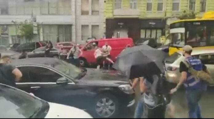 Біля офісу ДБР тітушки напали на автомобіль Порошенка – зав’язалася бійка (відео)