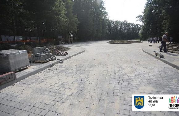 У Шевченківському гаю Львова завершують облаштування паркової зони