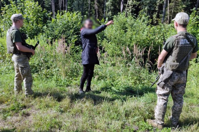 На Львівщині затримали громадянина Румунії, який незаконно хотів потрапити до Польщі На Львівщині затримали громадянина Румунії, який незаконно хотів потрапити до Польщі