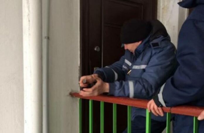 У Львові рятувальники відчинили двері квартири, де виявили тіло чоловіка У Львові рятувальники відчинили двері квартири, де виявили тіло чоловіка