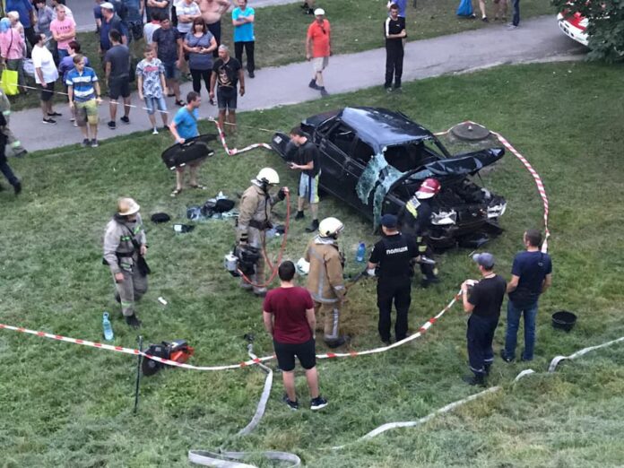 Жахлива ДТП у Львові: автомобіль не вписався у поворот і злетів з мосту (фото, відео) Жахлива ДТП у Львові: автомобіль не вписався у поворот і злетів з мосту (фото, відео)