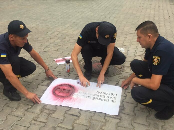 Львівські надзвичайники започаткували флешмоб проти паркування авто на гідрантах Львівські надзвичайники започаткували флешмоб проти паркування авто на гідрантах