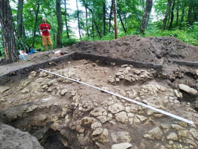 Під Львовом археологи знайшли амфору, якій п’ять тисяч років Під Львовом археологи знайшли амфору, якій п’ять тисяч років