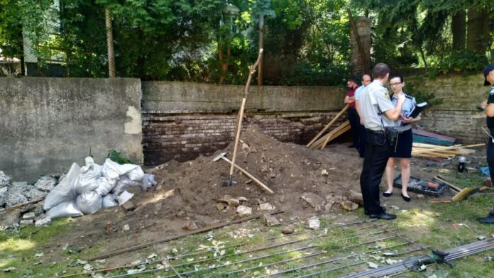 Обвал у львівському садку: врятувати робітника не вдалося Обвал у львівському садку: врятувати робітника не вдалося