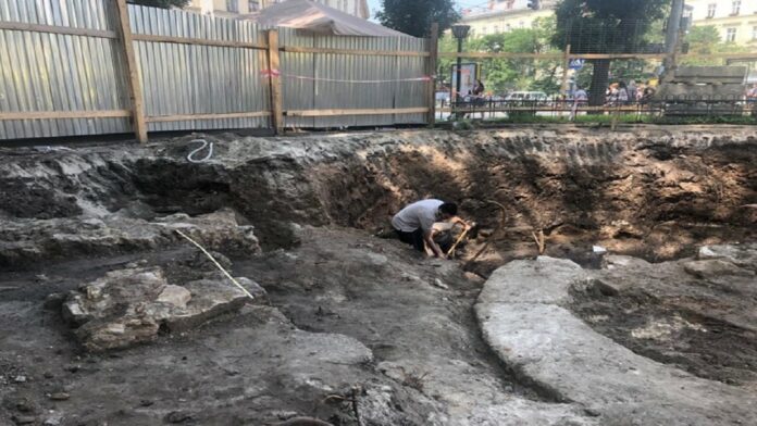 Львів’яни просять врятувати мури давнього Львова, які були виявлені під фонтаном «Кульбаба» Львів’яни просять врятувати мури давнього Львова, які були виявлені під фонтаном «Кульбаба»