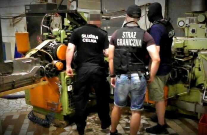 У Польщі на нелегальній цигарковій фабриці правоохоронці затримали 12 українців У Польщі на нелегальній цигарковій фабриці правоохоронці затримали 12 українців
