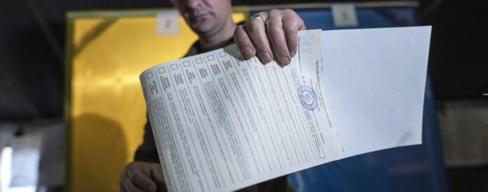 Незаконна агітація на виборчих дільницях: значки із соняшниками та ЗЕлені футболки Незаконна агітація на виборчих дільницях: значки із соняшниками та ЗЕлені футболки