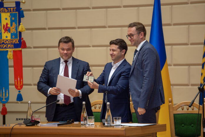 Зеленський у Львові офіційно представив нового очільника області (фото) Зеленський у Львові офіційно представив нового очільника області (фото)