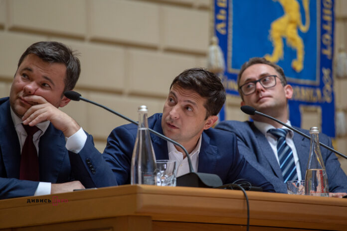 Кадрові зміни та сміттєва історія: як пройшов візит Зеленського у Львові (фото) Кадрові зміни та сміттєва історія: як пройшов візит Зеленського у Львові (фото)