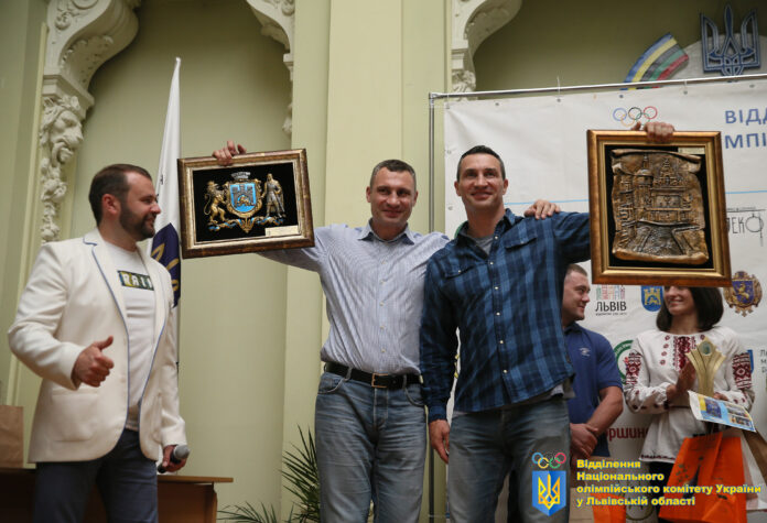 Як легендарні боксери нагороджували кращих спортсменів Львівщини (фото) Як легендарні боксери нагороджували кращих спортсменів Львівщини (фото)
