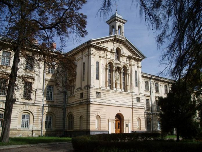 Битва за Кульпарківську: місто хоче забрати у психіатричної лікарні частину землі під сквер Битва за Кульпарківську: місто хоче забрати у психіатричної лікарні частину землі під сквер