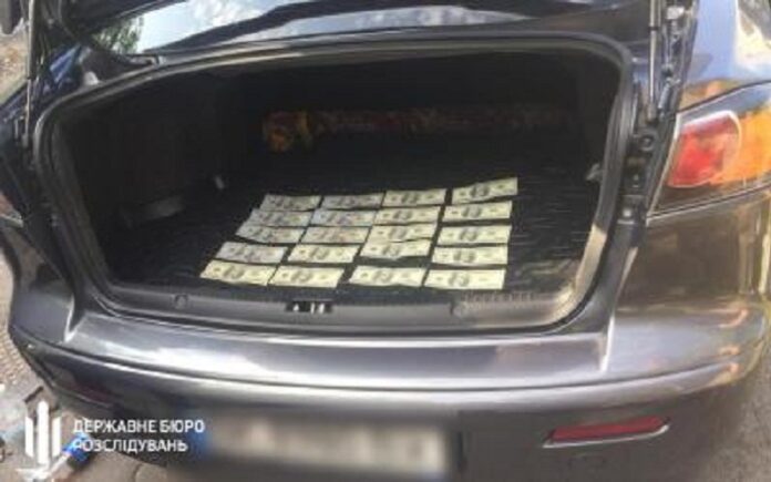 На Рівненщині затримали патрульного за хабар у 2000 доларів США На Рівненщині затримали патрульного за хабар у 2000 доларів США