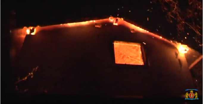 У Львові пожежа знищила безгосподарську будівлю (відео)
