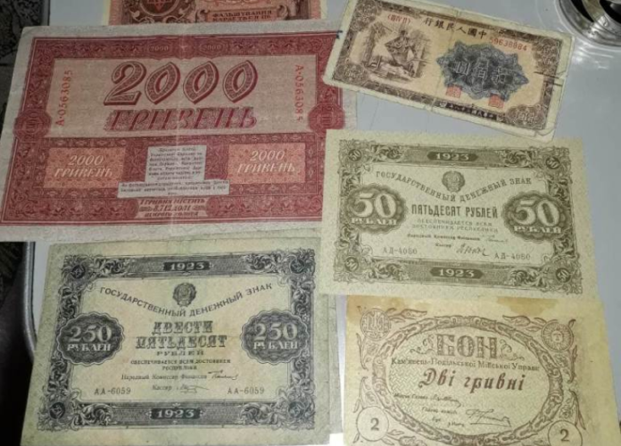 Провідник потягу «Москва-Львів» приховав від прикордонників старовинні банкноти (фото) Провідник потягу «Москва-Львів» приховав від прикордонників старовинні банкноти (фото)