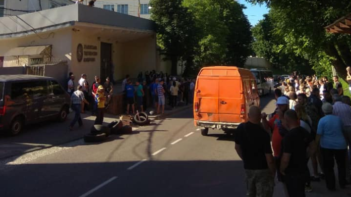 У спецоперації на Львівській тютюновій фабриці задіяні податкова і митна служби Великобританії У спецоперації на Львівській тютюновій фабриці задіяні податкова і митна служби Великобританії