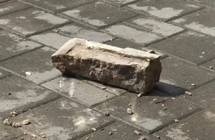 У Львові на тротуар впала п’ятикілограмова брила У Львові на тротуар впала п’ятикілограмова брила