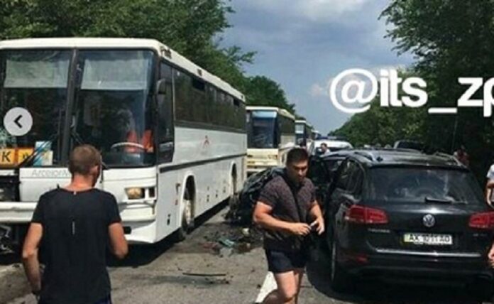 Кортеж Зеленського «підрізав» колону автобусів з дітьми (відео) Кортеж Зеленського «підрізав» колону автобусів з дітьми (відео)