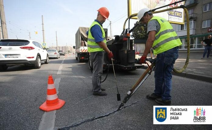 У Львові «латають» тріщини на Кульпарківській У Львові «латають» тріщини на Кульпарківській